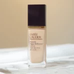 ESTEE LAUDER Тональный крем придающий сияние Futurist Aqua Brilliance Makeup 1C0 SPF 20 30ml (2)